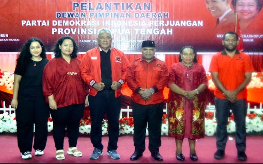 Ketua DPD Taruna Merah Putih Provinsi Papua Mardiantika Watubun (kiri) bersama Ketua Dewan Kehormatan DPP PDI Perjuangan Komarudin Watubun dan jajaran pengurus PDIP. Foto: Dokumentasi pribadi