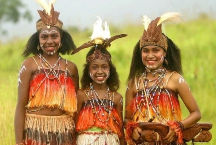 Baju Kurung dan Rok Rumbai Papua
