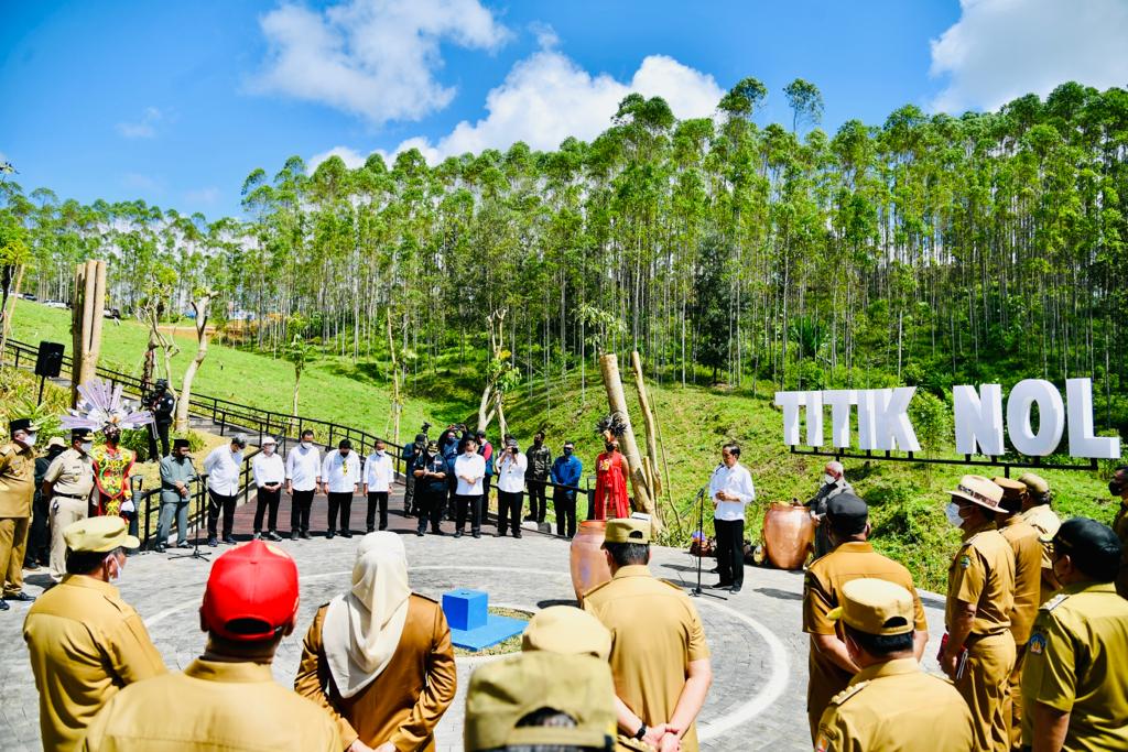 Prosesi Penyatuan Tanah dan Air Nusantara, di Titik Nol IKN, Senin (14/03/2022). (Foto: BPMI Setpres/Laily Rachev)