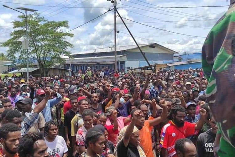 Situasi saat demonstrasi di Yahukimo Papua yang berakhir ricuh, Selasa (15/3/2022).