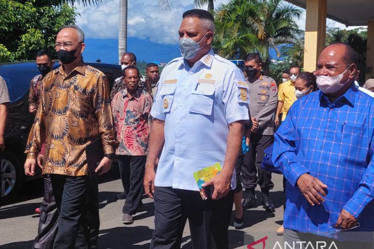 Gubernur Papua Barat Paulus Waterpauw didampingi Wali Kota Sorong Lambert Jitmau