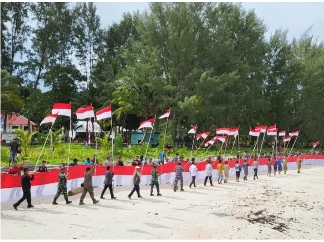 Papua Barat kibarkan bendera Merah Putih di pesisir Pulau Fani Kabupaten Raja Ampat, Provinsi Papua Barat, pada Sabtu (13/8/22).