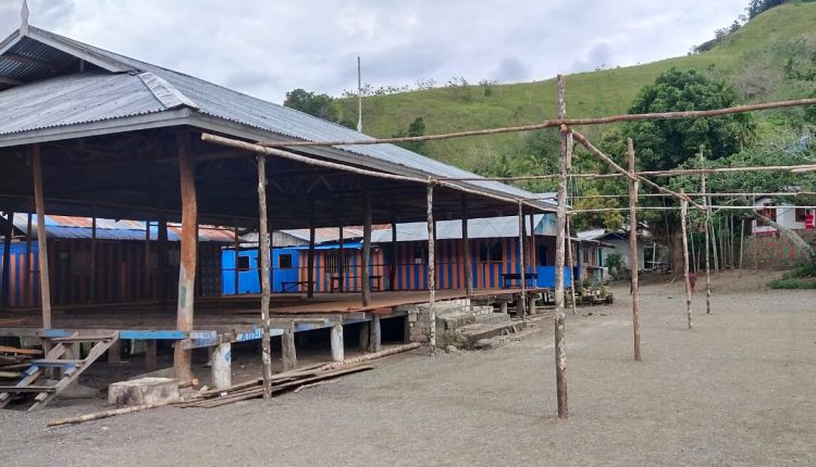 Pembangunan Tempat Sarasehan di Kampung Ayapo Capai 80 Persen