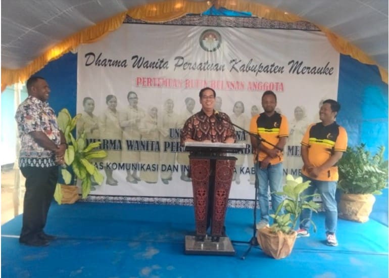 Asisten I Sekda Kabupaten Merauke Drs. Agustius Joko Guritno, M.Si didampingi Kepala Dinas Infokom Kabupaten Merauke Thomas Kimko, S.STP, MAP, saat launching Digital Trans Papua, Senin (10/10), kemarin.