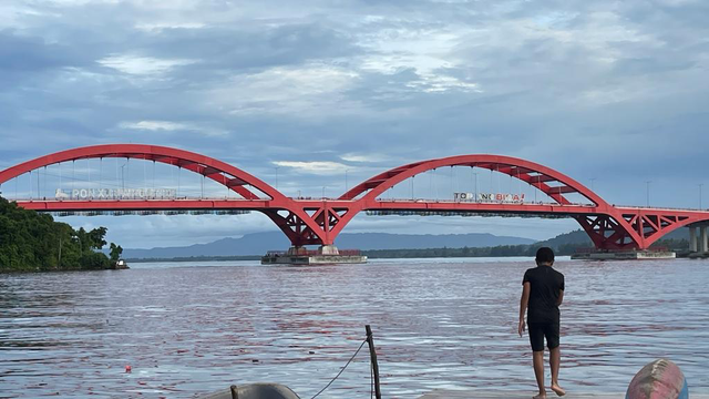 Kampung Injros tidak terlepas dari keberadaan Jembatan Youtefa yang terletak di Teluk Youtefa.