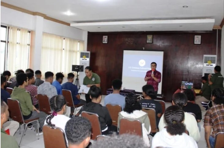 Program Manager YSEALI di Indonesia, Putra Aditya sambil kepemudaan Kedubes AS disela-sela Info Session, di Kantor Sagu Foundation. Selasa (11/10) Sumber: Antara.