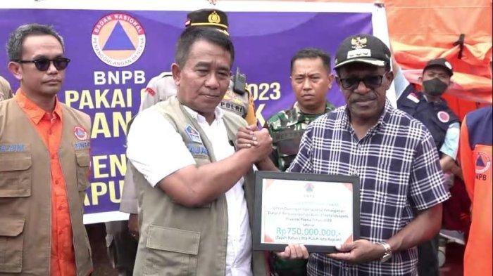 Deputi Bidang Penanganan Darurat BNPB, Mayjen TNI Fajar Setyawan saat menyerahkan bantuan kepada Pemkot Jayapura saat berkunjung ke lokasi terdampak gempa di RSUD Jayapura, Sabtu (11/2/2023).