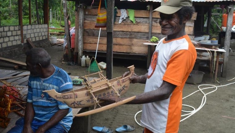 Foto: Suku Sobey dan miniatur perahu Sarmi (Hari Suroto/Istimewa)