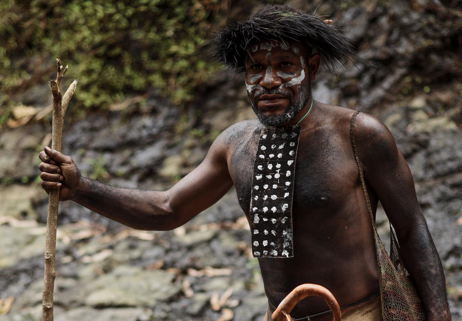 Pria Papua Menggunakan Koteka