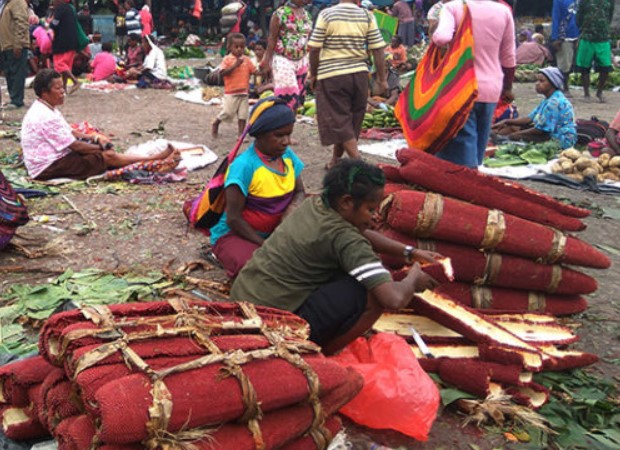 Buah merah dijual dipasar papua