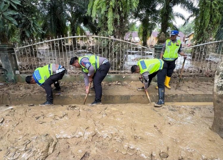 Kakorlantas Polri Kirim Tim Kemanusiaan Bantu Korban Banjir Aceh Tamiang