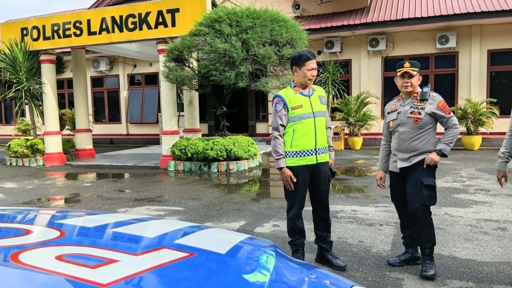 Kakorlantas Polri Kirim Bantuan Sembako Untuk Korban Banjir Di Langkat Sumatera Utara